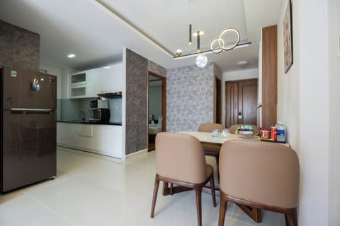 Premier Suite, 3 Bedrooms, Business Lounge Access, City View | Private kitchen | Fridge, microwave, oven, stovetop