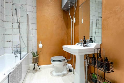 Apartment | Bathroom | Combined shower/tub, deep soaking tub, hair dryer, towels