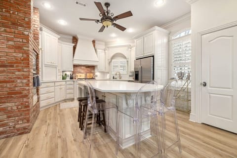 When you're not indulging in Fayetteville's awesome food scene, you'll be able to whip up your favorite dishes in our fully stocked kitchen and dine in our formal dining space.