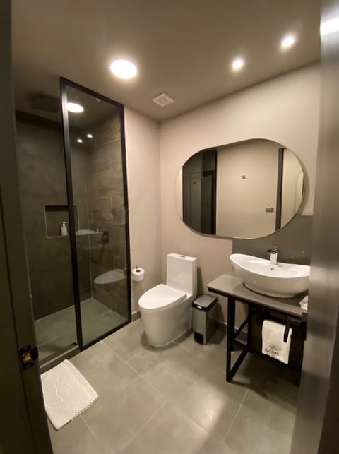 Deluxe Triple Room | Bathroom | Shower, rainfall showerhead, hair dryer, towels