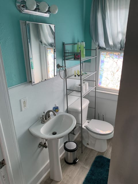 Cottage, 2 Bedrooms | Bathroom | Towels, shampoo