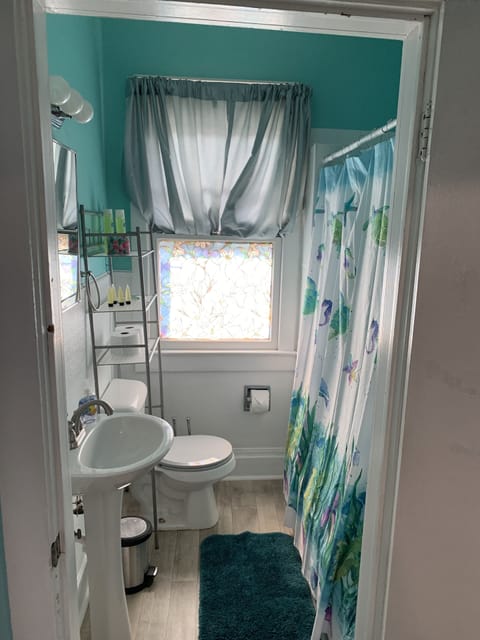 Cottage, 2 Bedrooms | Bathroom | Towels, shampoo
