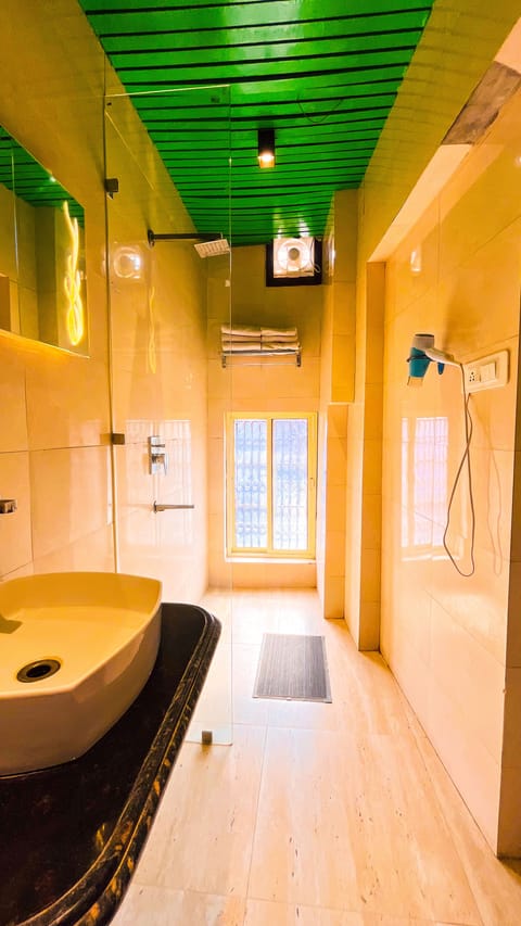 Deluxe Triple Room | Bathroom | Slippers