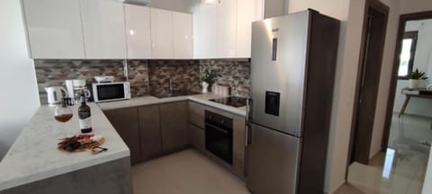 Deluxe Apartment | Private kitchen | Full-size fridge, microwave, oven, coffee/tea maker