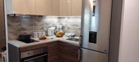 Full-size fridge, microwave, oven, coffee/tea maker