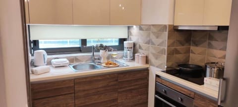 Full-size fridge, microwave, oven, coffee/tea maker