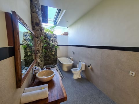 Family Villa | Bathroom | Shower, rainfall showerhead, free toiletries, bidet