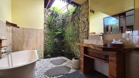 Deluxe Villa | Bathroom | Shower, rainfall showerhead, free toiletries, bidet