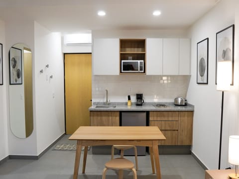 Executive Studio, 1 King Bed, Balcony | Private kitchenette | Mini-fridge, microwave, stovetop, coffee/tea maker