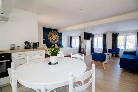 Royal Suite | Living area | Flat-screen TV