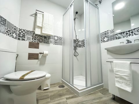 Standard Single Room | Bathroom | Shower, hair dryer, towels, soap