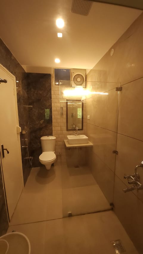 Premium Double Room | Bathroom | Free toiletries, slippers