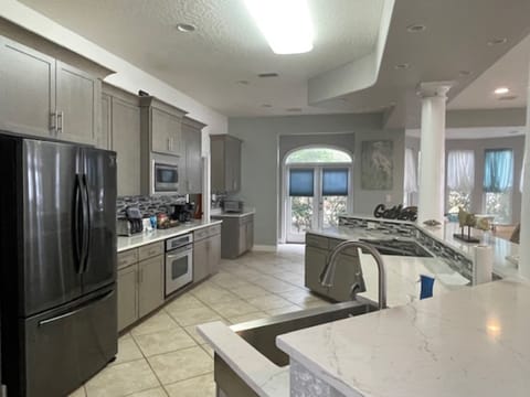 Signature House, 6 Bedrooms, Balcony | Private kitchen | Fridge, microwave, oven, stovetop