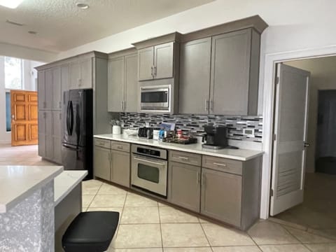 Signature House, 6 Bedrooms, Balcony | Private kitchen | Fridge, microwave, oven, stovetop