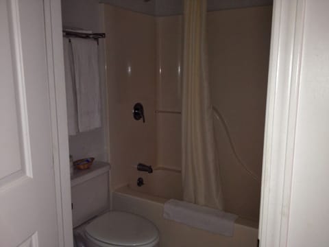 Standard Room, 1 Queen Bed | Bathroom | Combined shower/tub, hair dryer
