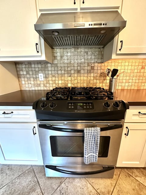 Luxury Condo, 2 Bedrooms, Hot Tub, Mountain View (West Pointe) | Private kitchen | Microwave, coffee/tea maker, toaster, cookware/dishes/utensils