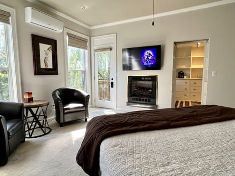 Premium Suite, 1 King Bed, Jetted Tub, Mountain View (South Pointe) | Egyptian cotton sheets, premium bedding, memory foam beds