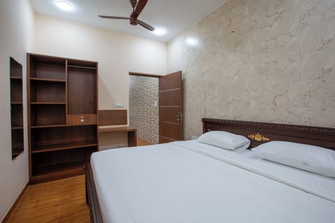 Select Comfort beds, desk, laptop workspace, free WiFi