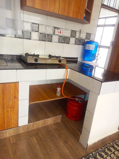 Business Apartment | Private kitchen | Fridge, microwave, cookware/dishes/utensils