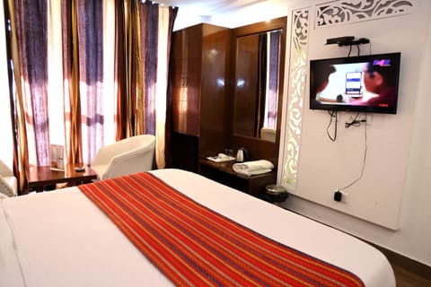 Deluxe Room | Desk, free WiFi