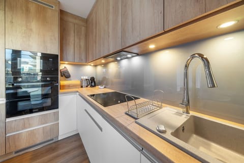 Comfort Apartment | Private kitchenette | Fridge, stovetop, cookware/dishes/utensils