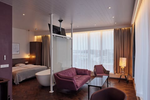 Executive Room | In-room safe, desk, laptop workspace, blackout drapes