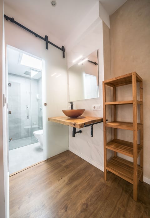 Comfort Duplex | Bathroom | Shower, hair dryer, towels, soap