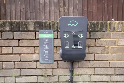 Electric vehicle charging station