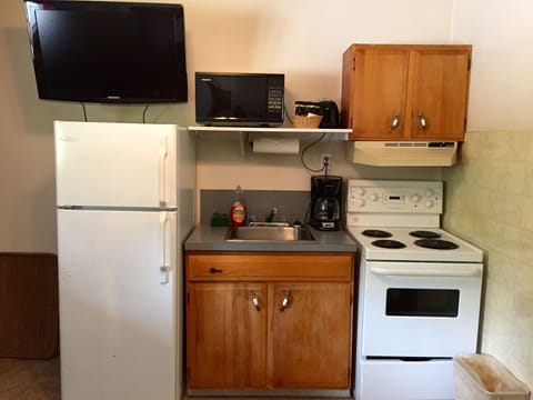 Double Room, 2 Double Beds, Kitchenette | Private kitchenette | Fridge, microwave, stovetop, coffee/tea maker