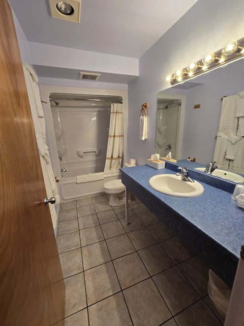 Room, Non Smoking (3 Queen Beds, North Section) | Bathroom | Combined shower/tub, hair dryer, towels