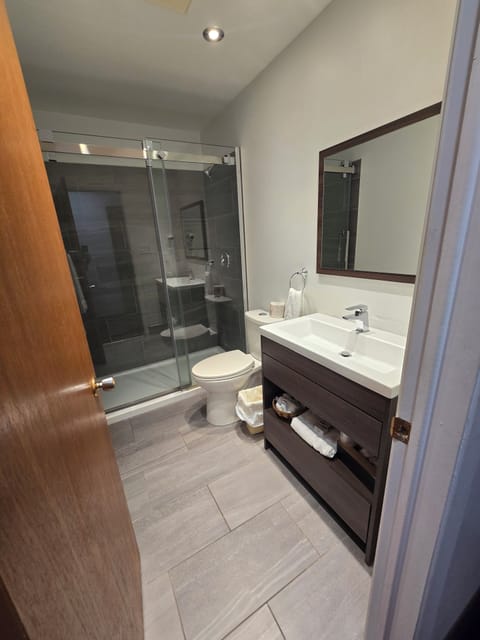 Room, 1 Queen Bed, Non Smoking, Pool Access | Bathroom | Combined shower/tub, hair dryer, towels