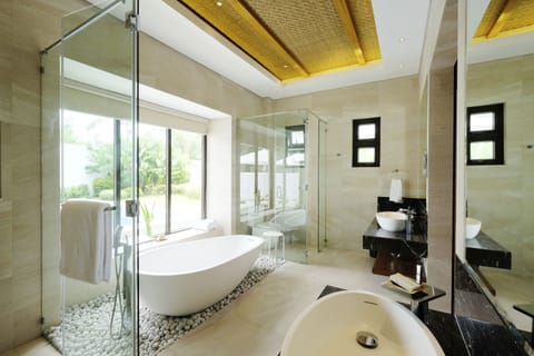 Garden Pool Villa | Bathroom | Combined shower/tub, designer toiletries, hair dryer, slippers
