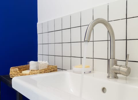 City Room | Bathroom | Shower, free toiletries, hair dryer, towels