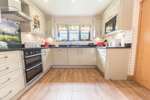 Roseberry Cottage in Coniston kitchen