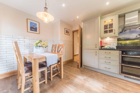 Roseberry Cottage in Coniston kitchen