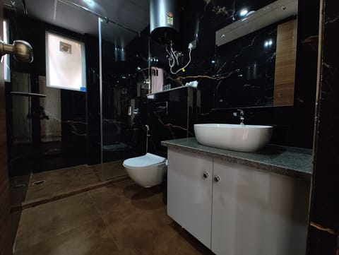 Club Room | Bathroom | Shower, rainfall showerhead, free toiletries, hair dryer