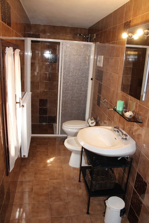 Double Room | Bathroom | Shower, hair dryer, bidet, towels