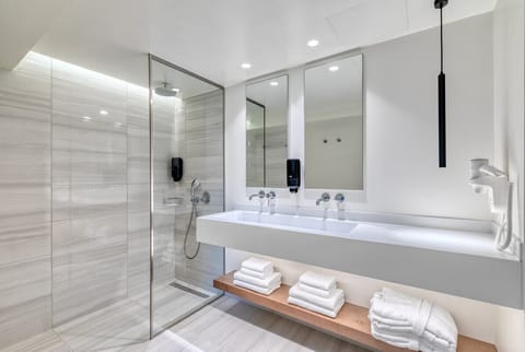 Junior Suite, Private Pool (Double) | Bathroom | Shower, free toiletries, hair dryer, bathrobes