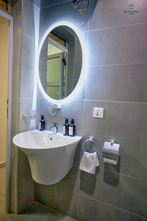 Family Apartment | Bathroom | Shower, rainfall showerhead, free toiletries, hair dryer