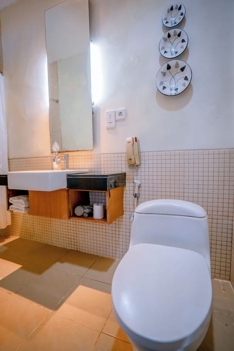 Superior Room | Bathroom | Shower, free toiletries, hair dryer, towels