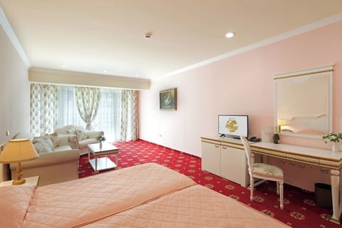 Superior Double Room | Minibar, in-room safe, soundproofing, iron/ironing board