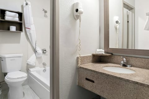 Combined shower/tub, hydromassage showerhead, towels