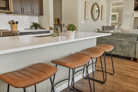 4 bar seats at the kitchen island
