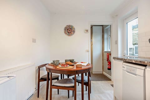 The Old Sweet Shop Kitchen/Diner - StayCotswold