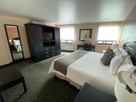 Room, 1 King Bed (Preferencial) | In-room safe, desk, iron/ironing board, free WiFi