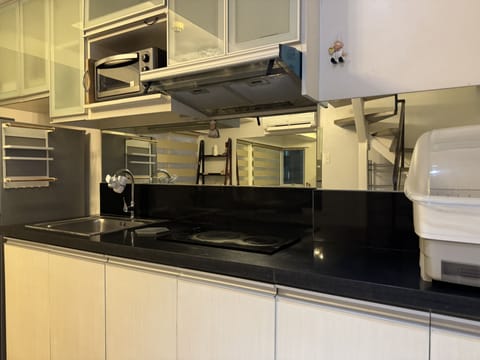 City Loft | Private kitchen | Full-size fridge, microwave, rice cooker, cleaning supplies