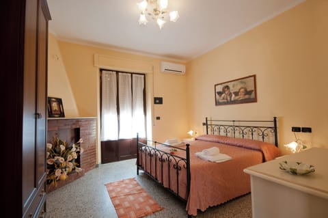 Economy Room, 1 Double Bed, Non Smoking, Courtyard Area | Desk, bed sheets