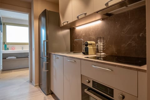 Deluxe Apartment | Private kitchen | Electric kettle