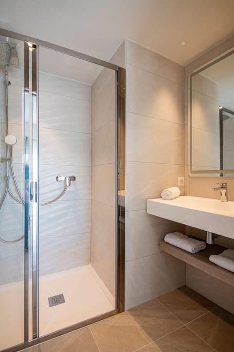 Panoramic Apartment | Bathroom | Shower, free toiletries, towels