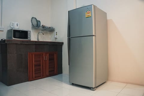 Fridge, coffee/tea maker, electric kettle